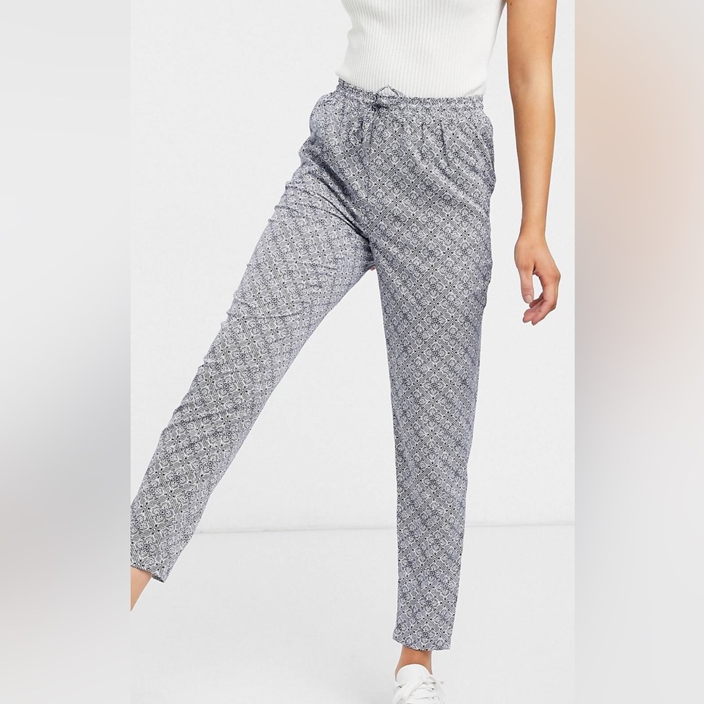 New Look tie waist sweatpants in tile print